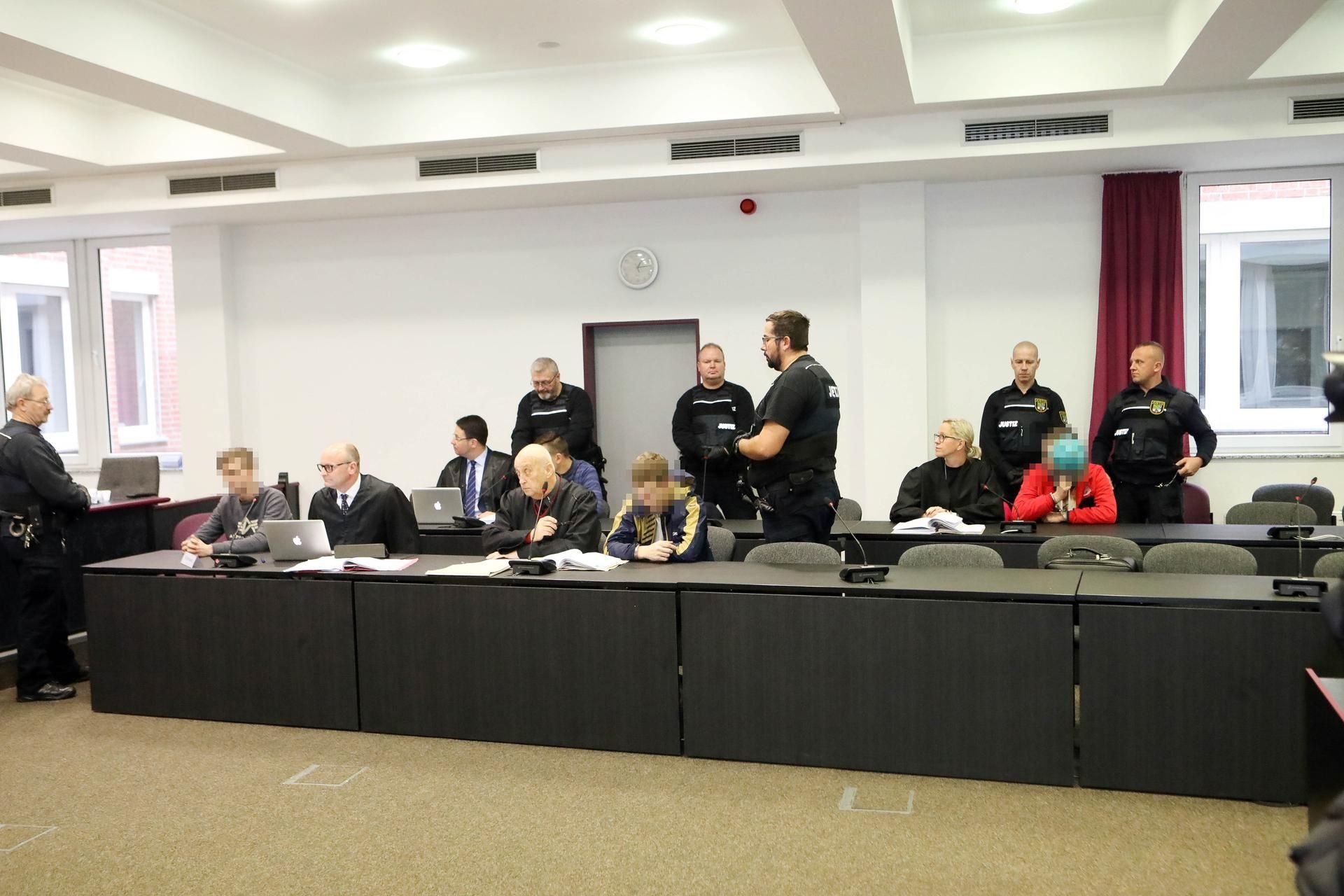 Dier vier jungen Männer auf der Anklagebank.