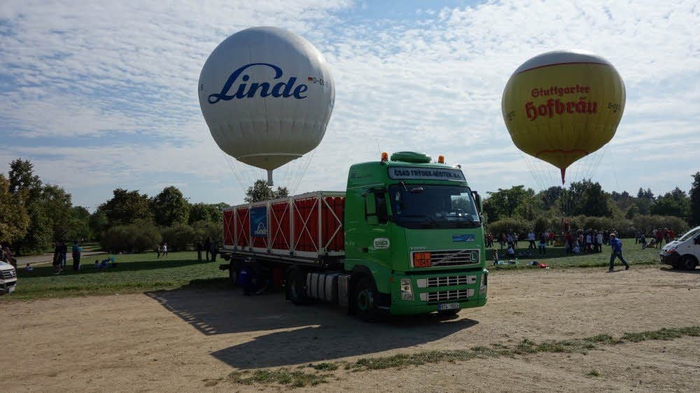 Der Wasserstoff zum Befüllen der Gasballone wurde in Prag mit dem Tankwagen angeliefert - links der Bitterfelder Linde-Ballon, daneben der Ballon aus Stuttgart.