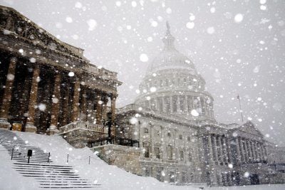 Ein Schneesturm lässt die Regionen im Nordosten der USA im Schnee versinken. (FOTO: DPA)