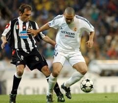 Real Madrids Ronaldo (r) kämpft mit Juventus Turins Antonio Conte (l) um den Ball während des Champion League Halbfinale in Madrid am 6. Mai 2003. (Foto: Chema Moya, dpa)