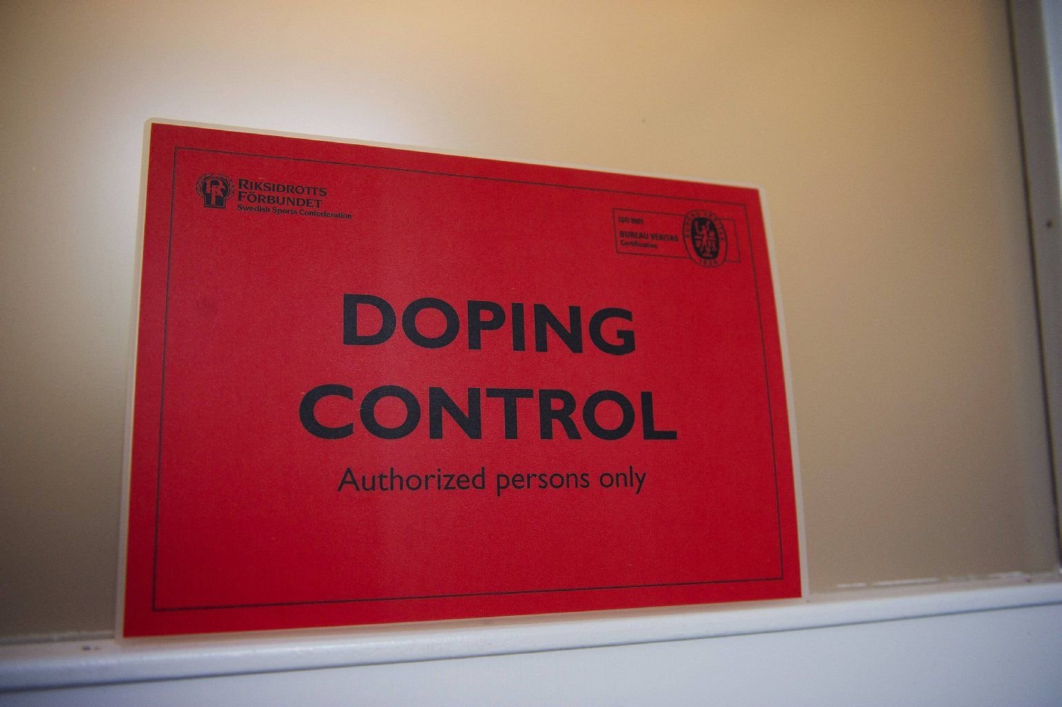 Ein Schild weist auf Dopingkontrollen hin.