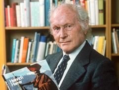 Der österreichische Forscher, Bergsteiger, Sportler und Publizist Heinrich Harrer präsentiert am 21. Oktober 1981 auf der Frankfurter Buchmesse sein Buch «Rinpotsche von Ladakh». (Archivfoto: dpa)