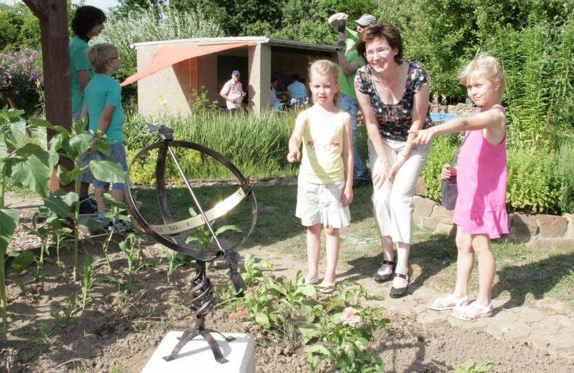 Annett Krahlisch leitet die Schulgarten-AG und freut sich über das Interesse von Katie Ziehe (l.) und Leonie Schulze. Beide Mädchen werden bald die erste Klasse in Prettin besuchen.
