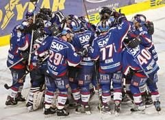 Eishockey, Playoff-Halbfinale, 3. Spieltag, Adler Mannheim - Kölner Haie am Mittwoch (04.04.2007) in der SAP Arena in Mannheim. Die Mannheimer Spieler jubeln nach dem Schlusspfiff. Mannheim gewann gegen Köln mit 2:0 und steht damit im Finale. (Foto: dpa)