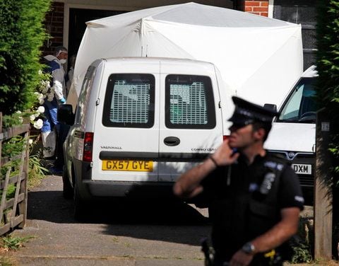 Die Polizei überwachen das Haus, in der sich die britische Familie in Frankreich aufgehalten hat. (FOTO: DPA)