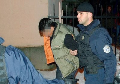 Polizisten führen in Pristina einen deutschen BND-Agenten ab, der unter Terrorismusverdacht steht. (FOTO: DPA)