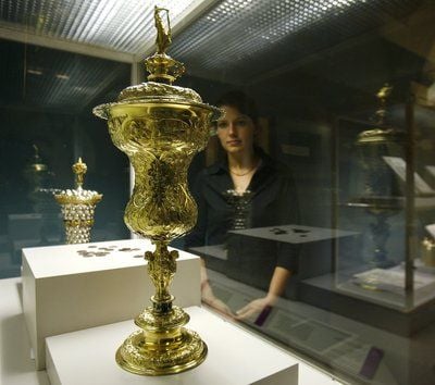 Der «Deckelpokal des David Zorer» findet während eines Vorbesichtigungstermins zur neuen Ausstellung «Spektakel der Macht» im Kulturhistorischen Museum in Magdeburg das Interesse einer Besucherin. (Foto: dpa)