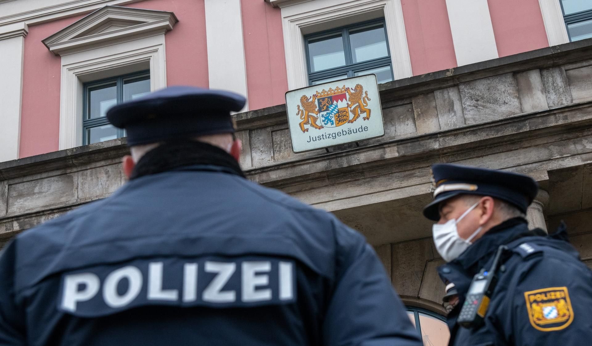 Vor dem Justizgebäude in Augsburg stehen Polizisten.