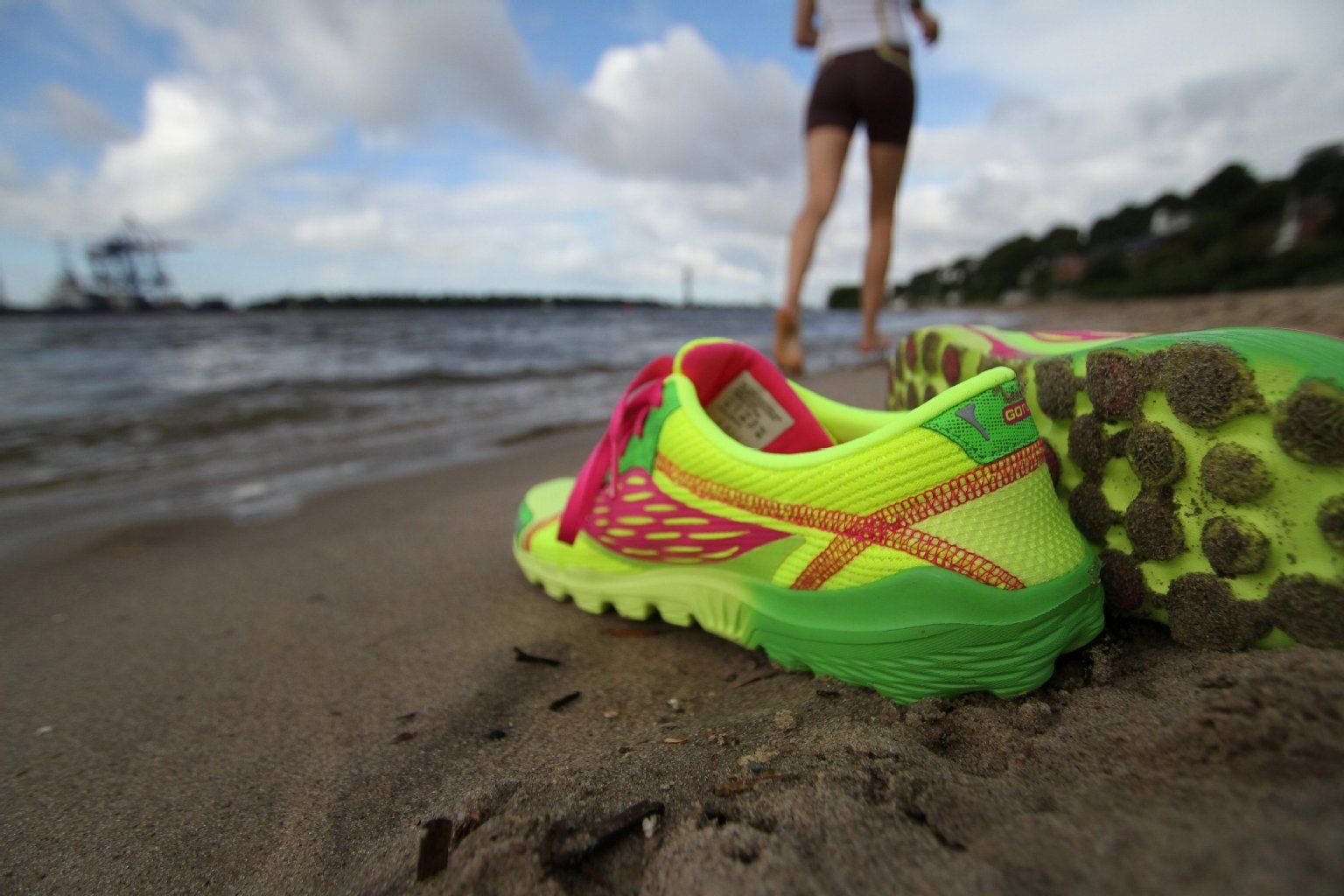 Ein guter Joggingschuh sollte verschiedene Kriterien erfüllen, zum Beispiel ein natürliches Laufgefühl zu bewahren.