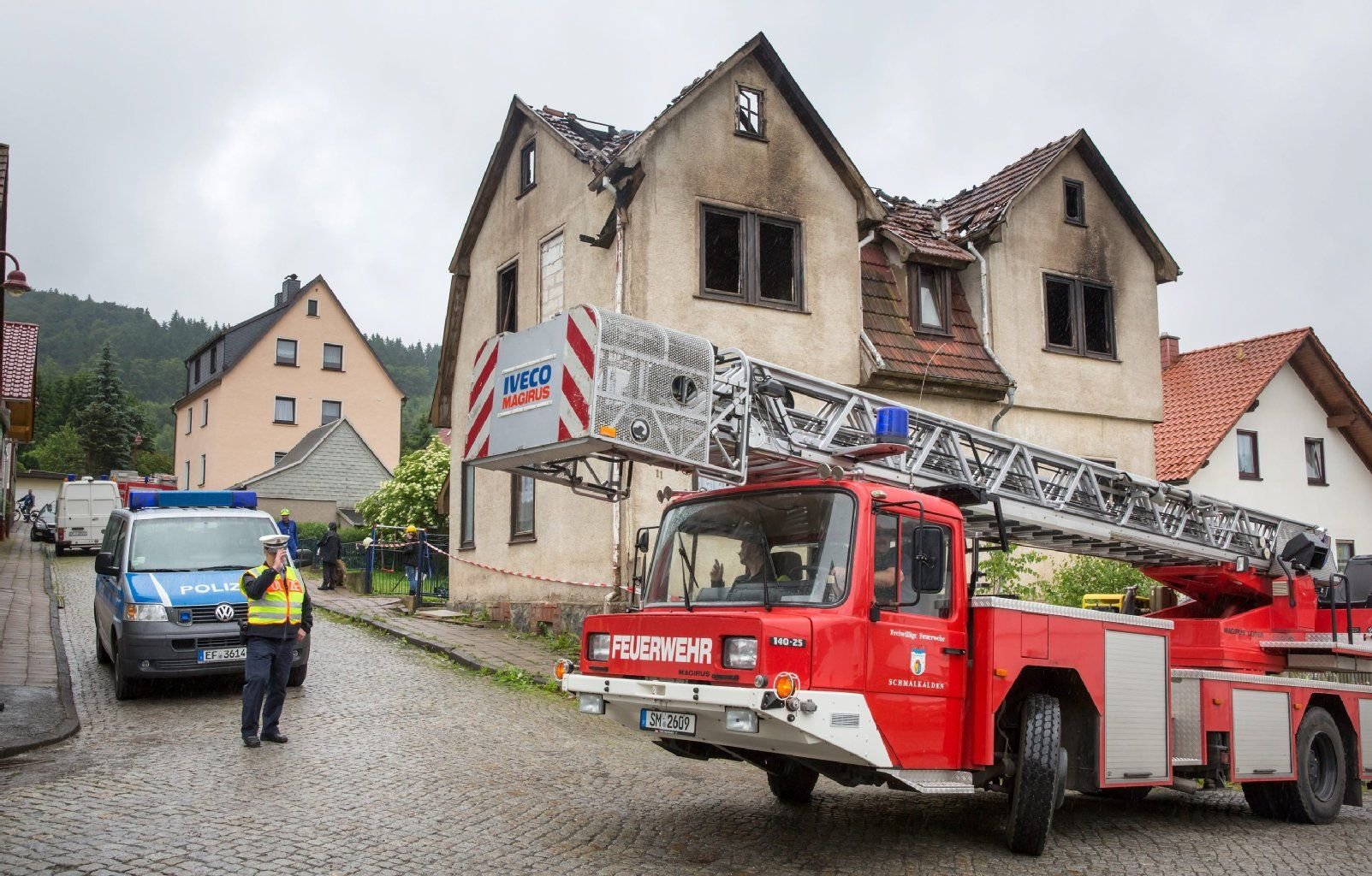 Einsatzkräfte untersuchen am 3. Juli ein ausgebranntes Haus in Brotterode (Thüringen). Bei dem in der Nacht zuvor ausgebrochenen Brand war ein sieben Jahre altes Mädchen ums Leben gekommen.