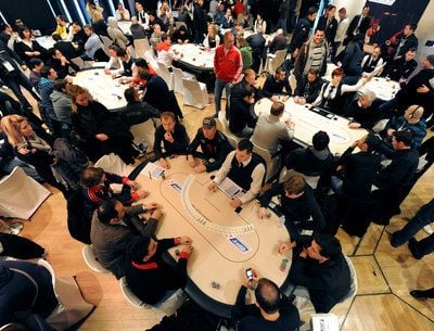 Der ehemalige Tennisspieler Boris Becker (M) sitzt an einem Spieltisch des Berliner Turniers der European Poker Tour (EPT). (FOTO: DPA)
