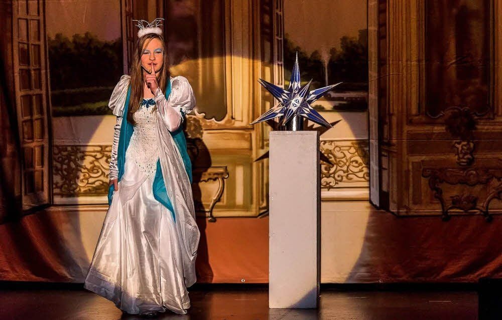 Prinzessin „Eigensinnig“, gespielt von Sophia Bernsen, mag den Winter nicht. Sie wünscht sich, dass der Weihnachtsmann im Sommer kommt.