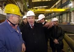 Der Vorsitzende des Deutschen Gewerkschaftsbundes (DGB), Michael Sommer (M.), spricht am Dienstag (15.02.2005) mit dem Vorarbeiter Gerald Elstermann (l.) bei einem Werksbesuch in der Kranbau Köthen GmbH in Köthen. (Foto: dpa)