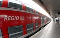 Ein Regionalzug steht auf einem Gleis. Die GDL fordert einen eigenständigen Tarifvertrag und 31 Prozent mehr Geld. (Foto: dpa)
