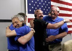 Nach der erfolgreichen Landung der US-Raumfähre «Phoenix» auf dem Mars liegen sich die Ingenieure der NASA in den Armen. (Foto: dpa)