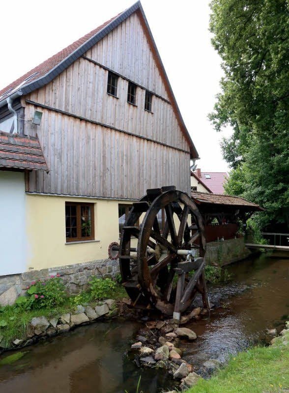 Nach langem Kampf gibt es wieder ein großes Wasserrad an der Külsoer Mühle. Seine Energie bleibt bislang jedoch ungenutzt.