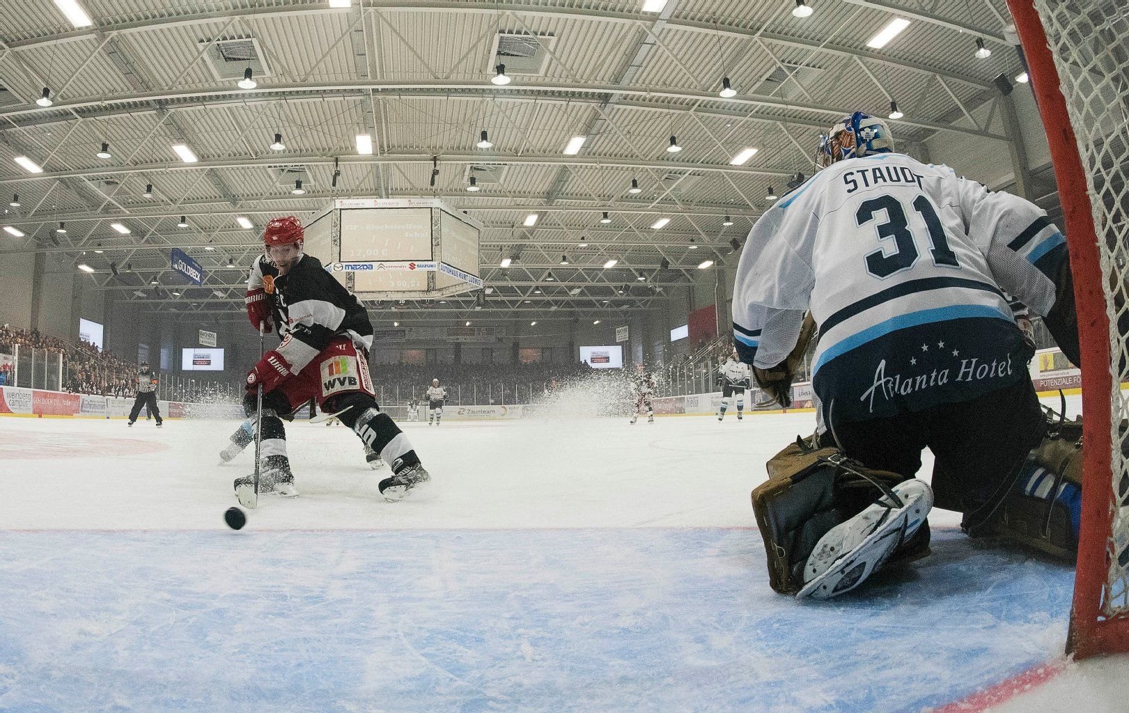 Halles Stürmer Troy Bigam (l.) scheitert vor dem Tor des Leipziger Goalie Sebastian Staudt.