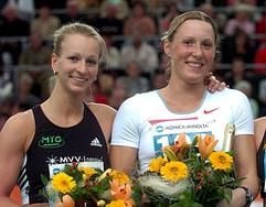 Die Hürdenläuferinnen Nadine Hentschke und Kirsten Bolm beim Leichtathletik-Meeting "LE Athletics 2005" am 6. Februar 2005 in der Arena Leipzig. Hentschke ist mit 7,25 Sekunden die schnellste Deutsche über 60 Meter, Bolm steht im Hürdensprint mit 8,01 Sekunden an der Spitze. (Foto: dpa)