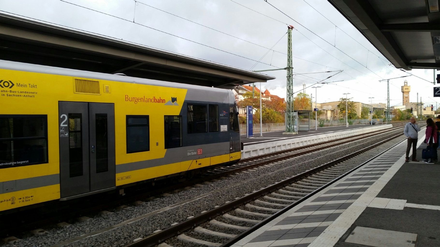 Auch am Merseburger Bahnhof ist der Zugverkehr nach Ende des fast 50-stündigen Lokführerstreiks am Montagmorgen wieder angerollt.