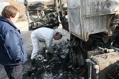 Spezialiste untersuchen die Überreste des in Bad Kösen ausgebrannten Lastkraftwagens. (FOTO: BEHRENS)