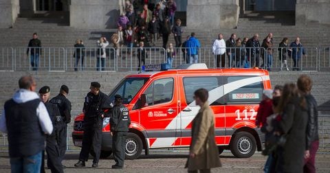 Polizisten und Rettungswagen stehen vor dem Reichstagsgebäude in Berlin. Ein Mann hat sich am Reichstagsgebäude vor den Augen Hunderter Touristen und Passanten angezündet. (FOTO: DPA)