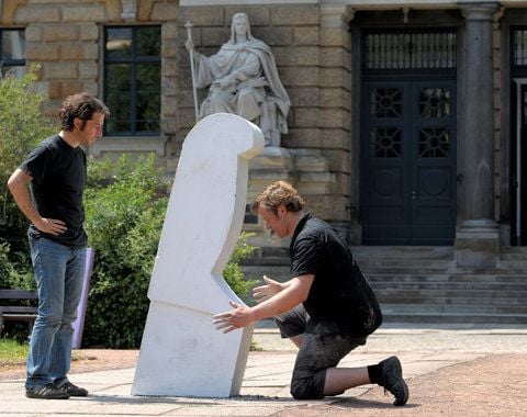 Christian Demuth und Johannes Köhler installieren vor dem Landgericht Dresden ein stilisiertes Messer zum Gedenken der vor einem Jahr hier ermordeten Ägypterin Marwa El-Sherbini. (FOTO: DPA)