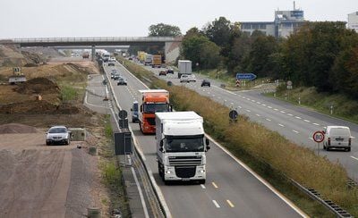 Auf eingeengten Fahrspuren der 14 bei Gröbers zwischen Schkeuditz und Halle-Peißen (Saale) fließt im September 2007 zäh der Verkehr. (Archivfoto: dpa)