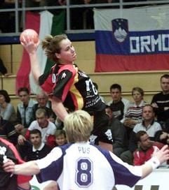 Grit Jurack (M) setzt zum Sprungwurf an. (Foto: dpa-Archiv)