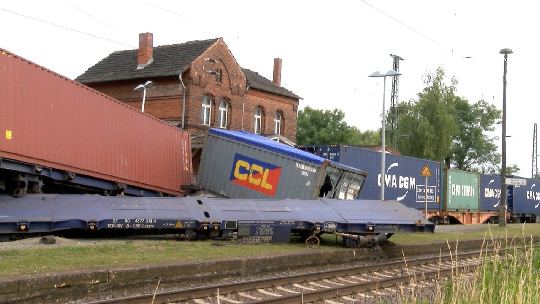 Am Bahnhof Angern-Rogätz in Sachsen-Anhalt stehen am 28.06.2014 mehrere Waggons eines Güterzuges beschädigt an den Gleisen.