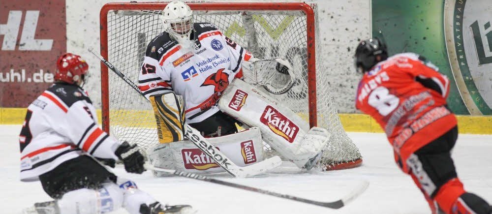 Saale Bulls-Torwart Braeden Johnson und sein Verteidiger Eric Wunderlich sind machtlos gegen Bad Nauheims Torschützen Matthias Baldys.