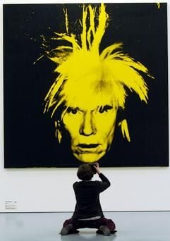 Eine Fotografin fotografiert im museum kunst palast in Düsseldorf das Kunstwerk "Self-Potrait" aus dem Jahr 1986 von Andy Warhol. (Archivfoto: dpa)