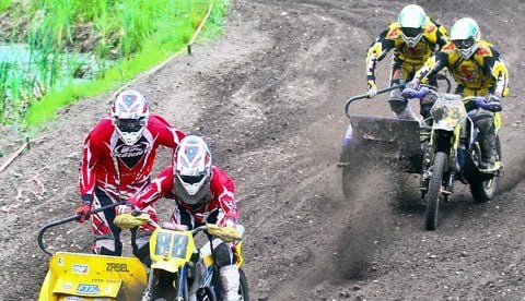 Hier verfolgen in der Gespannklasse Lokalmatador Silvio Senz aus Vockerode und Co-Pilot Ronny Benning (rechts) noch die Konkurrenz. (FOTO: A. BAUMBACH)
