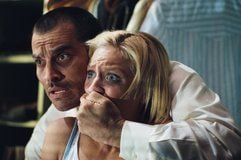 Richard Fenton (Jonathan Schaech) hält Donna (Brittany Snow) in dem neuen Kinofilm «Prom Night» den Mund zu. Das Remake des Kult-Horrorfilms aus den 80er Jahren erzählt von Donna, deren Familie drei Jahre zuvor von ihrem psychopathischen Lehrer Fenton niedergemetzelt worden war. (Foto: dpa)