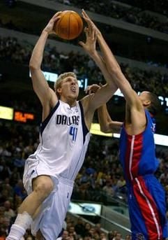 Tayshaun Prince (r) von den Detroit Pistons versucht Dirk Nowitzki (l) am Wurf zu hindern (Foto: dpa).