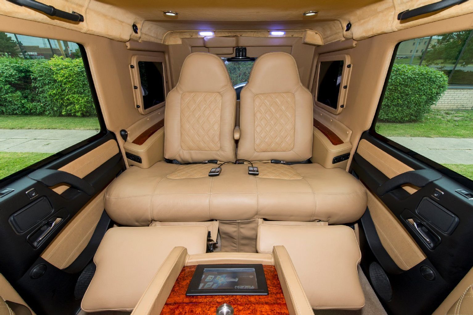 Außen sieht der Wagen eher aus wie ein Panzer, innen lockt Luxus.
