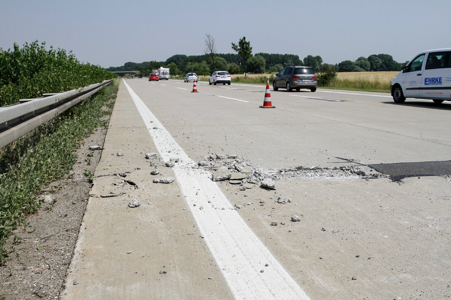 Straßenschäden durch zu starke Hitze auf der Autobahn A9, zwischen Rippachtal und Günthersdorf Richtung Berlin.