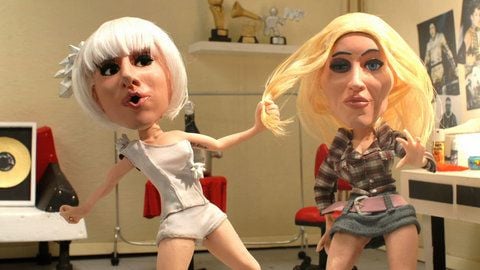 Lady Gaga (links) zieht in einem Trickfilm Madonna an den Haaren. Am Freitag soll der erste englischsprachige Kurzfilm der Scopas Medien AG ins Internet gestellt werden. Darin kämpft die Gaga-Puppe gegen ein Knet-Double der Pop-Königin Madonna. (FOTO: DPA)