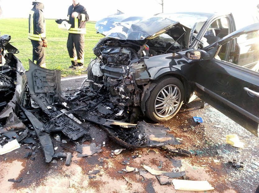 Beim Frontalzusammenprall wurden zwei Menschen eingeklemmt.