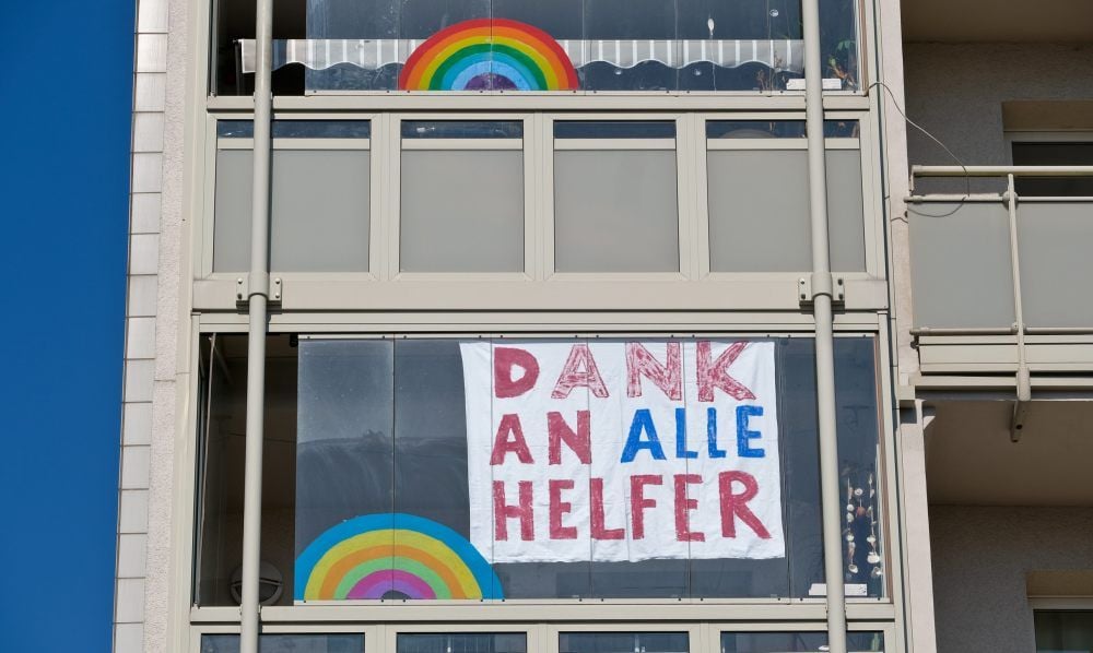 An einem Fenster eines mehrgeschossigen Wohnhauses in der Magdeburger Straße hängt dieses Transparent.