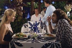 Sarah (Kristen Bell) und Aldous (r - Jason Segel) sitzen zusammen beim Essen, im Hintergrund sitzt Ex-Freund Peter (Jason Segel) alleine an einem Tisch. (Foto: dpa)