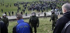 Polizisten zerstreuen nach dem Fußballspiel 1. FC Lok Leipzig gegen FC Sachsen II (Spielendstand 0:0) am Zentralstadion in Leipzig Fußballfans. In der Sachsenmetropole wurden am Wochenende 1500 Polizisten zusammengezogen. (Foto: dpa)