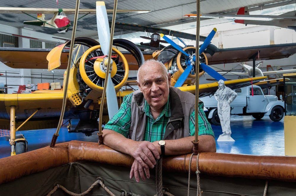 Dieter Schönau am Korb seines alten Ballons. Wie lange wird er das Luftfahrt- und Technikmuseum noch weiterführen können?