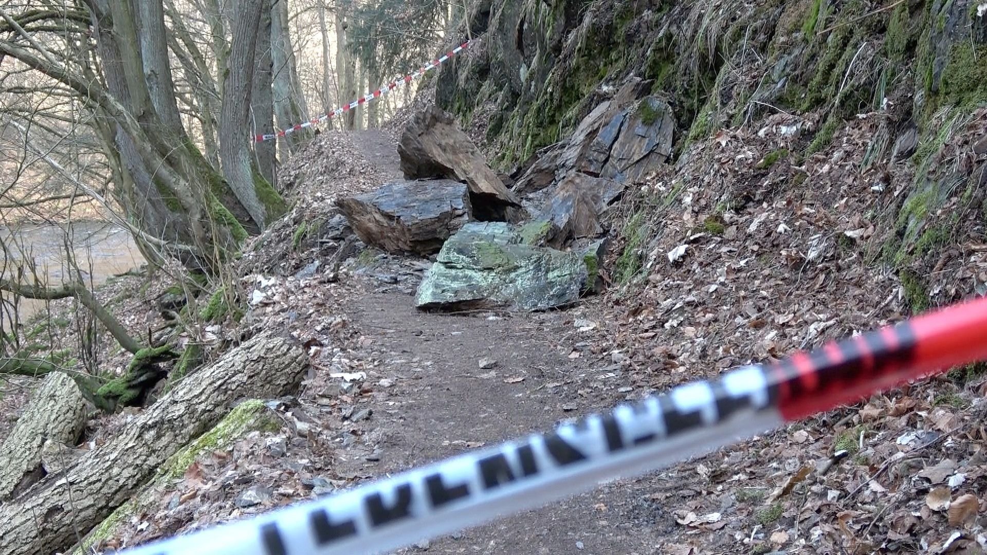 Von einer Felsnase waren mehrere große Steine abgebrochen und direkt auf den Weg gestürzt.