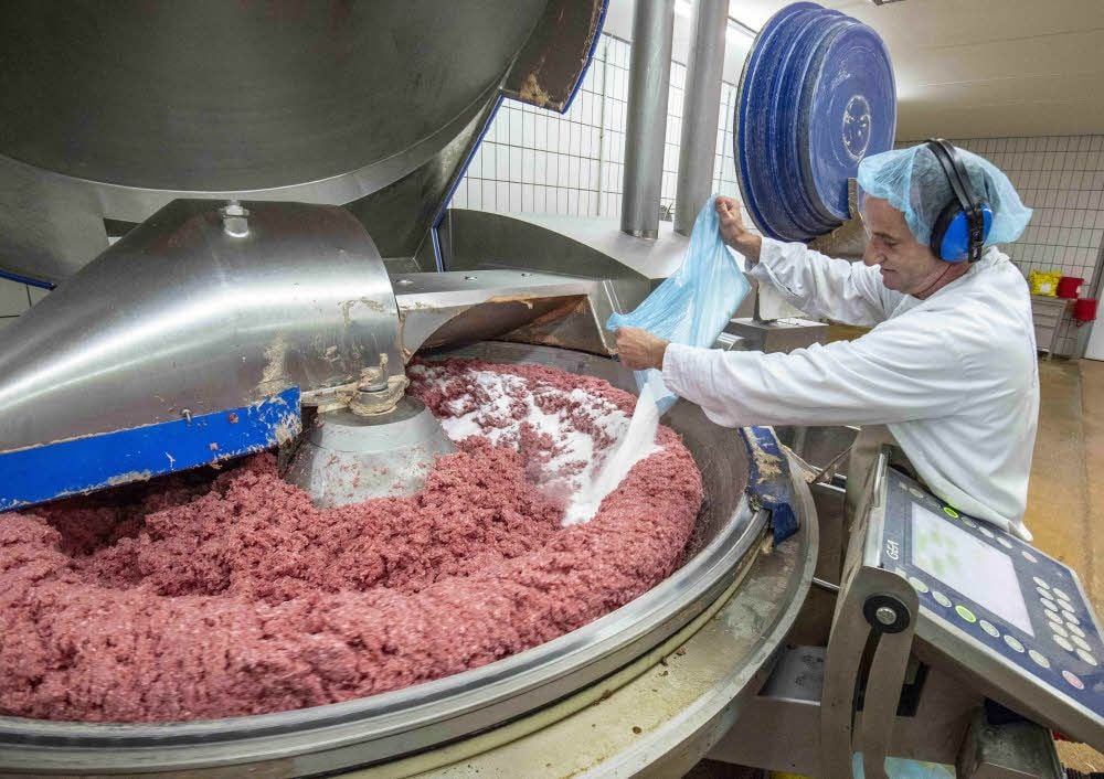 Millionen von Halberstädter Würste werden jährlich in Dosen und Gläser gefüllt. In diesem Jahr feiert die Fabrik ein Jubiläum: 135 Jahre gibt es die Konservenproduktion schon. Trotz zahlreicher Investitionen geschieht vieles noch in Handarbeit und nach traditionellen Verfahren, nicht zuletzt in der Räucherei. Dort reifen die Würste im Buchenrauch. Das ist einmalig in Deutschland.