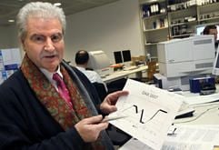 Der ARD-Börsenreporter Frank Lehmann sitzt am Freitag (29.12.2006) in der Redaktion des Hessischen Rundfunks in den Räumen der Deutschen Börse in Frankfurt am Main. (Foto: dpa)