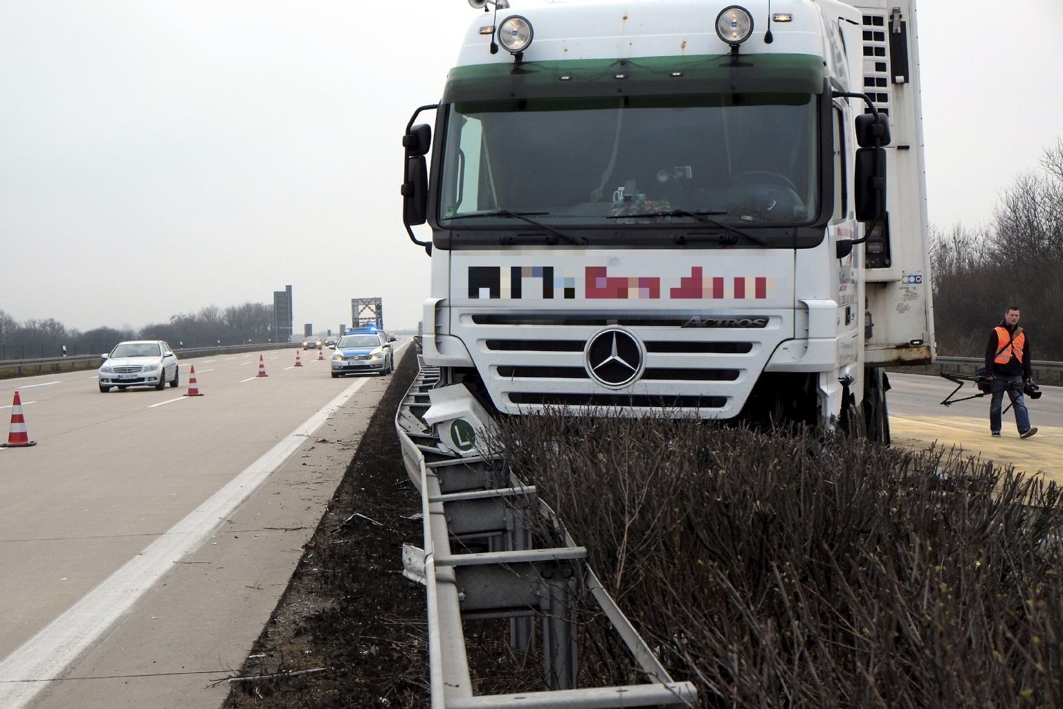 Auf der A9, nahe Naumburg, ist am Morgen des 27. Februar 2014 ein Lkw verunglückt.