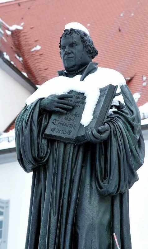 Luther mit Schneemützchen statt Baldachin.