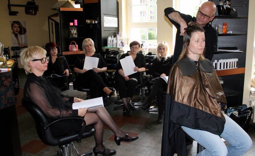 Intensives Seminar im Salon: Starfriseur Wilfried Pflüger zeigt die Schnitttechnik der neuen Frühlings-Sommer-Frisuren.