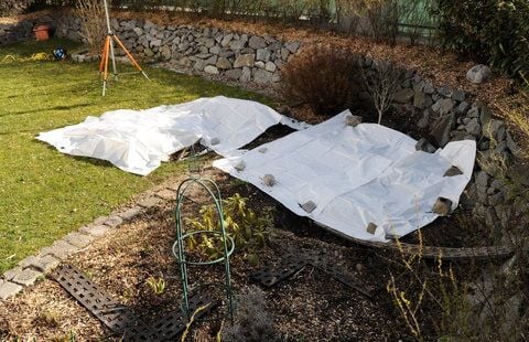 Planen liegen im Garten eines Wohnhauses in Notzing (Oberbayern) und verdecken den Fundort von zwei Leichen. (FOTO: DPA)