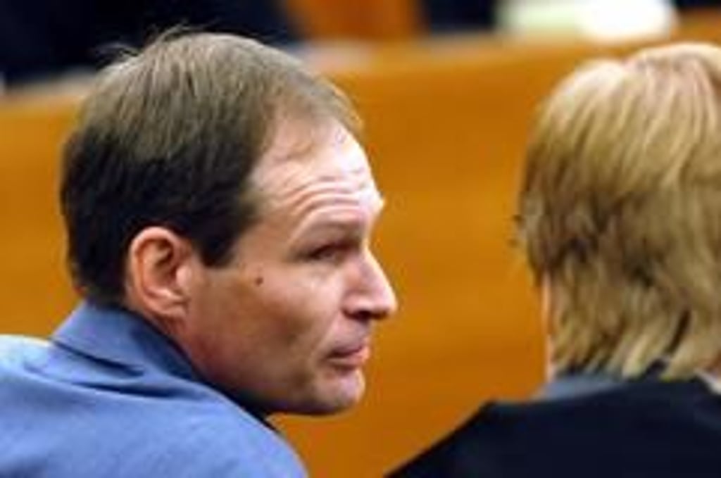 Der "Kannibale von Rotenburg", der 42 Jahre alte Computerspezialist Armin Meiwes, schaut am Montag (08.12.2003) zu Beginn des zweiten Verhandlungstags am Kasseler Landgericht zu seinem Anwalt. (Foto: dpa)